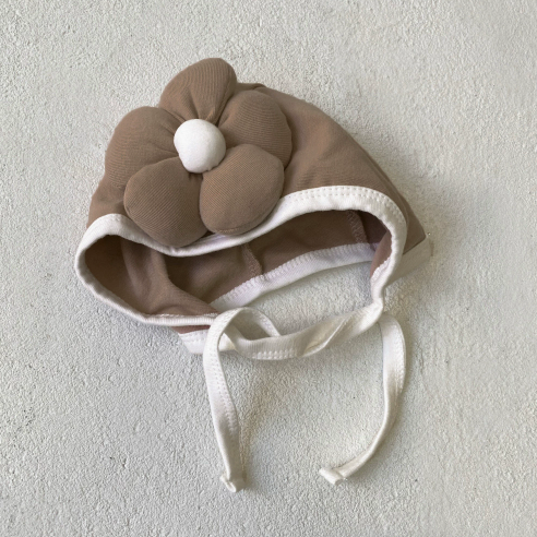 Baby-Haube mit Blume