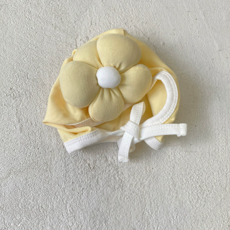 Baby-Haube mit Blume