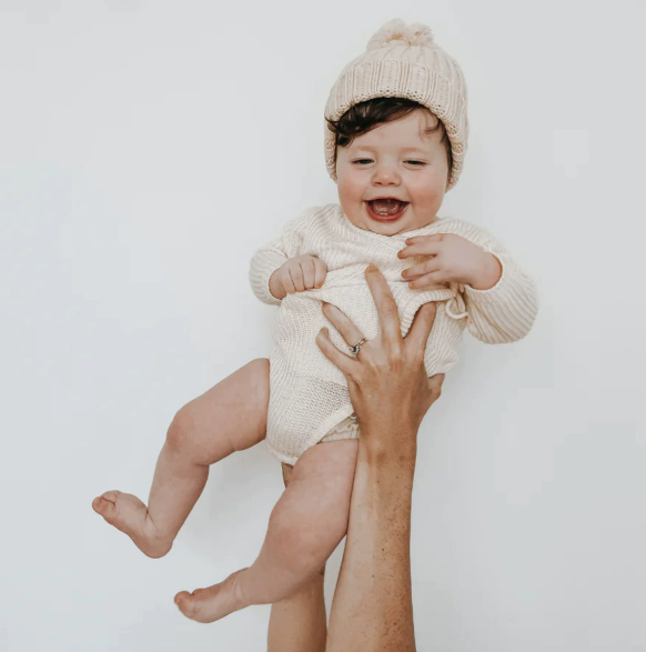 Gestrickter Baby-Strampler aus 100 % Baumwolle