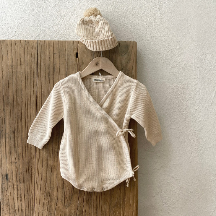Gestrickter Baby-Strampler aus 100 % Baumwolle