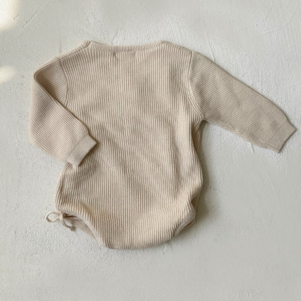 Gestrickter Baby-Strampler aus 100 % Baumwolle