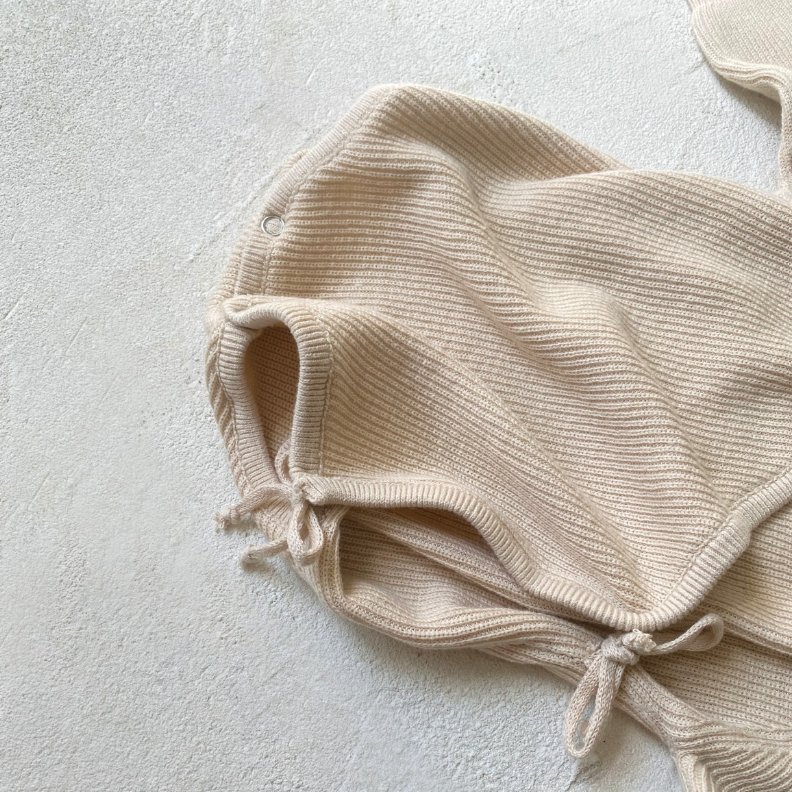 Gestrickter Baby-Strampler aus 100 % Baumwolle