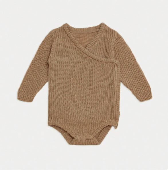 Gestrickter Baby-Strampler aus 100 % Baumwolle