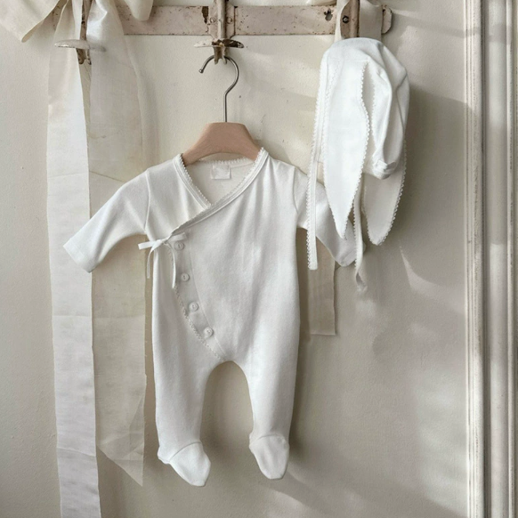Baby-Strampler mit Füßen