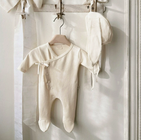Baby-Strampler mit Füßen
