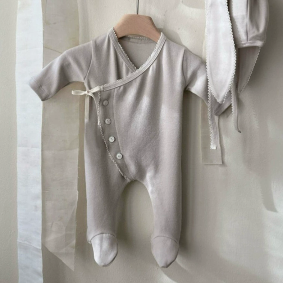 Baby-Strampler mit Füßen