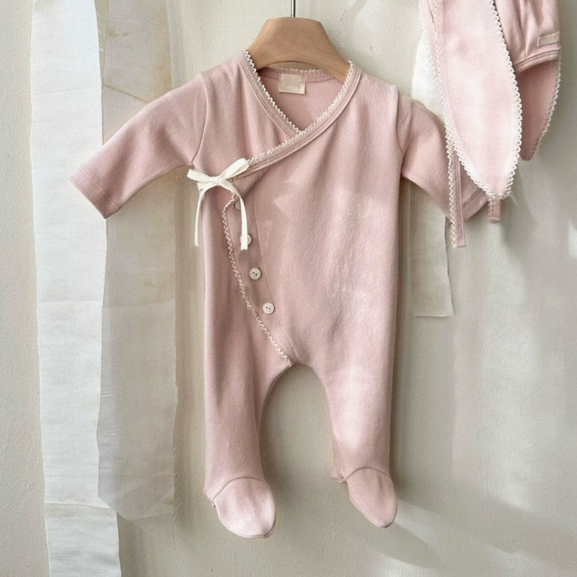 Baby-Strampler mit Füßen
