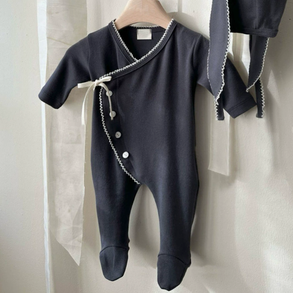 Baby-Strampler mit Füßen