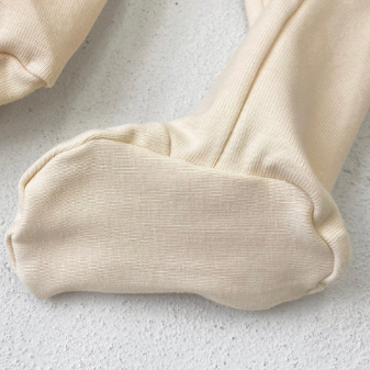 Baby-Strampler mit Füßen