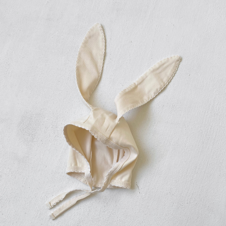 Baby-Strampler mit Füßen